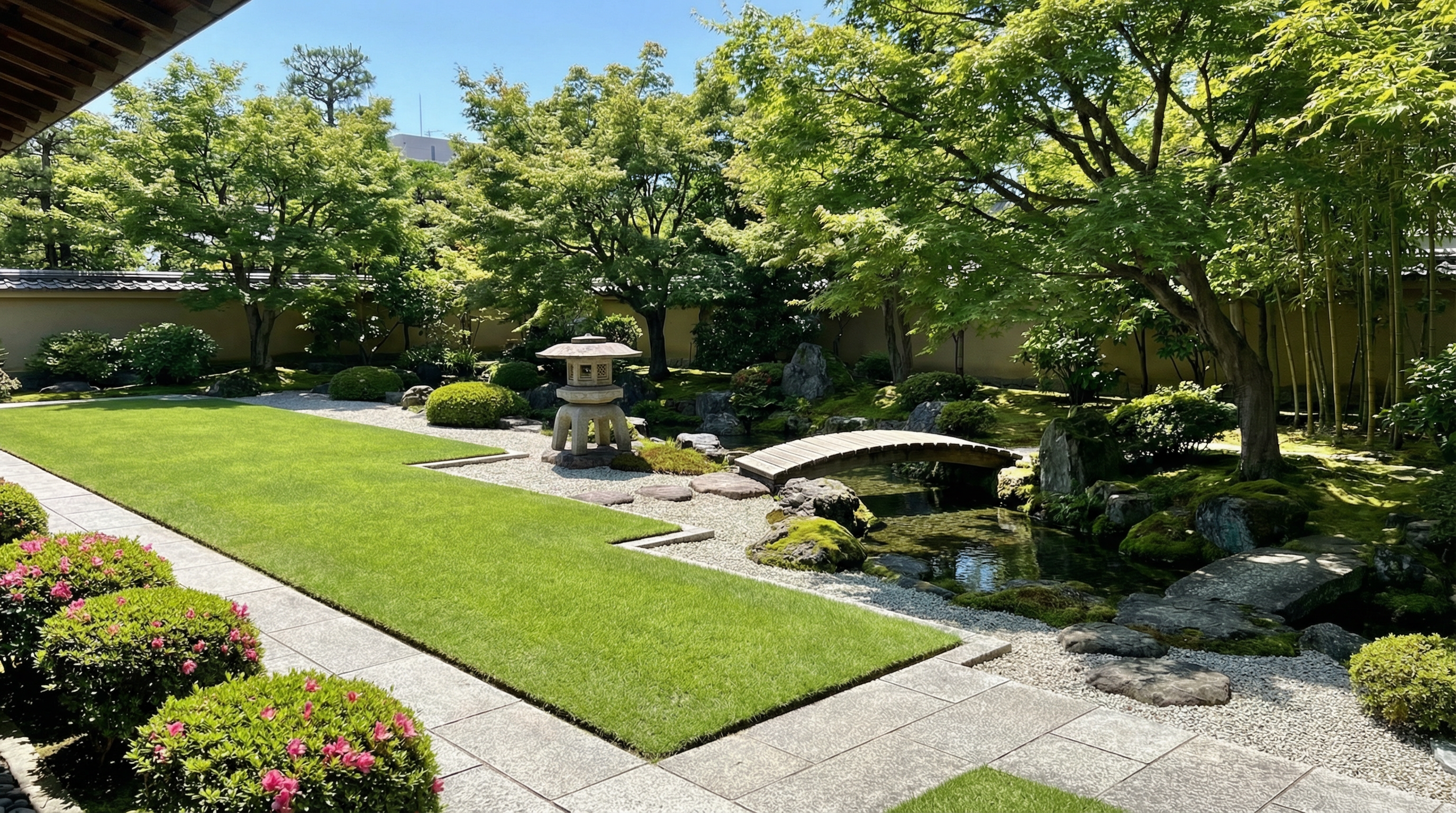 草刈り・剪定後に整備された庭